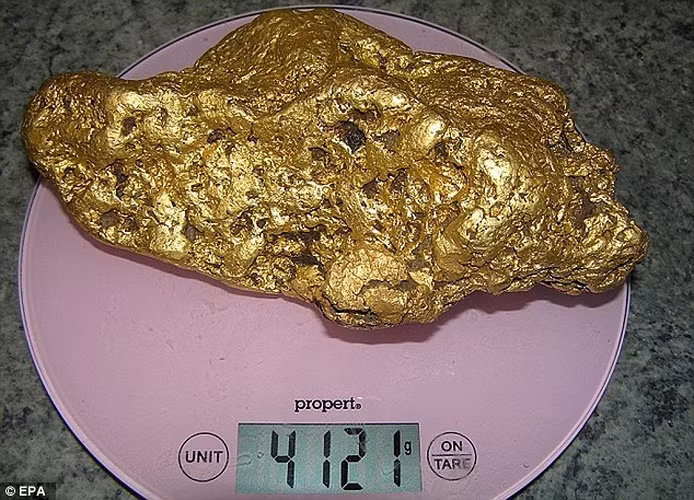 Trước đó, một người đàn ông ở Australia đã phát hiện ra một cục vàng khổng lồ nặng 4,1kg khi đang sử dụng máy dò kim loại Minelab để tìm kiếm kho báu trong thời gian rảnh rỗi của mình.