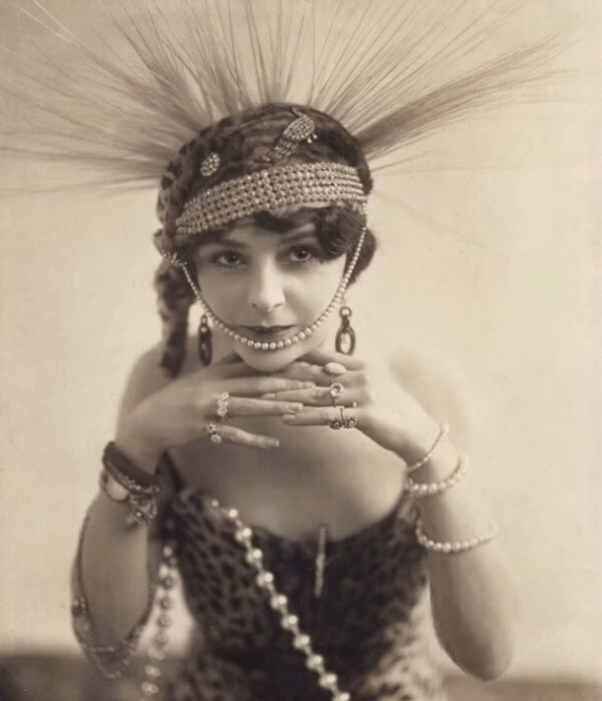 3. Marie Empress (1919): Nữ diễn viên người Anh Marie Empress mất tích trên một tàu viễn dương ngay trước khi cập cảng New York. Cô được nhìn thấy lần cuối bởi một nữ tiếp viên và được cho là đã rơi xuống tàu.