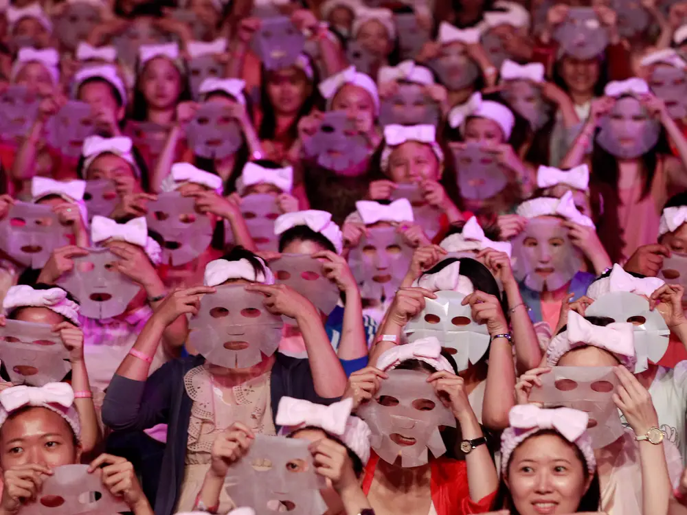 1. Kỷ lục đắp mặt nạ cùng lúc: Ngày 28/7/2013, 1.213 người ở Đài Loan đã đắp mặt nạ cùng lúc trong 10 phút.