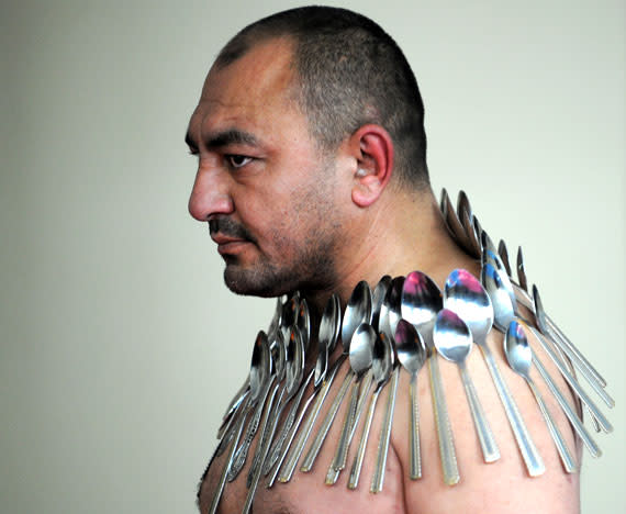 4. Người hút nhiều thìa nhất: Etibar Elchiyev từ Gruzia đã hút 50 chiếc thìa kim loại lên người, được mệnh danh là "Người nam châm" (2011).