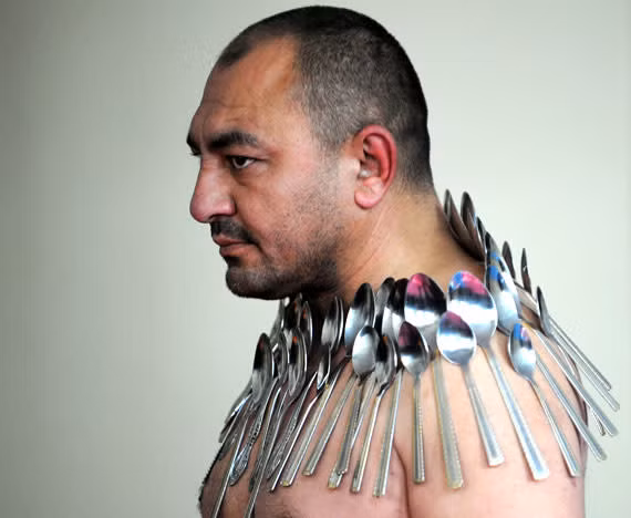 4. Người hút nhiều thìa nhất: Etibar Elchiyev từ Gruzia đã hút 50 chiếc thìa kim loại lên người, được mệnh danh là "Người nam châm" (2011).