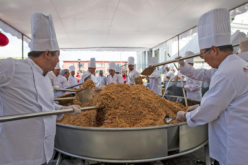 6. Chảo cơm rang lớn nhất: Tháng 2/2013, 52 đầu bếp ở Costa Rica nấu chảo cơm rang Quảng Đông lớn nhất, phục vụ hơn 7.000 người, nặng tới 1.350 kg.