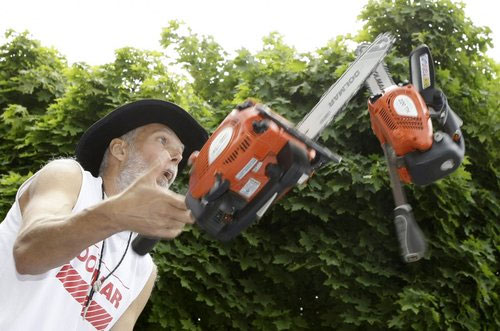 7. Tung hứng máy cưa điện nhiều lần nhất: Milan Roskopf từ Slovakia tung hứng 3 chiếc máy cưa điện liên tiếp 62 lần (2009).