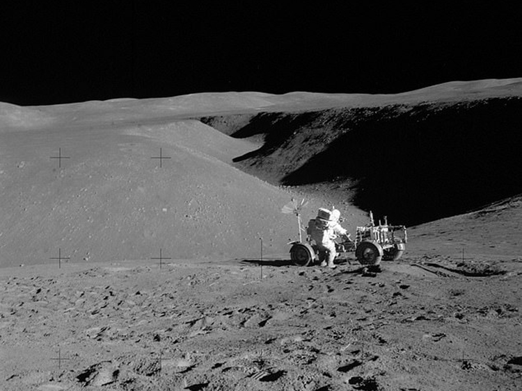 Ban đầu, người ta lo ngại rằng đây là một loại virus trên Mặt Trăng, nhưng sau khi nghiên cứu, các nhà khoa học phát hiện nguyên nhân là do bụi mặt trăng chứa nitrat gây viêm phổi.