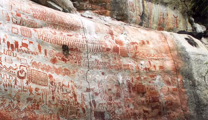 Trước đó, các nhà khảo cổ đã phát hiện hàng nghìn bức tranh nghệ thuật trên đá cổ đại ở vùng hẻo lánh của rừng nhiệt đới Amazon, trải dài gần 13 km trên vách đá ở Colombia.