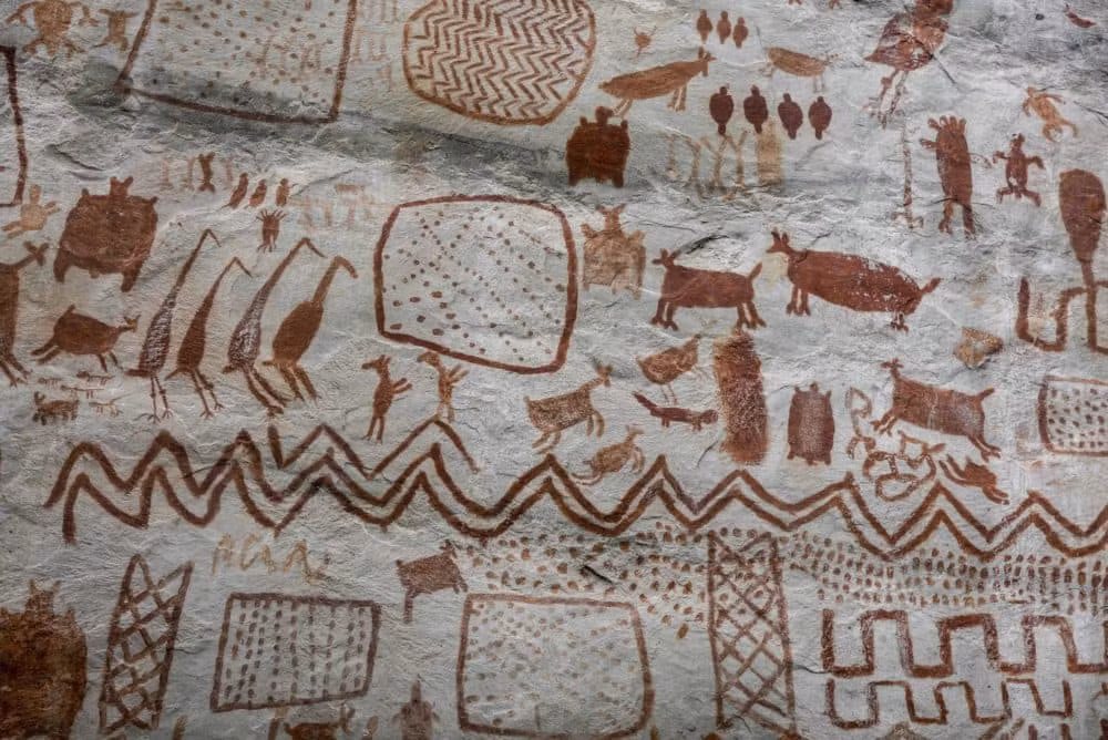 Đây là một trong những bộ sưu tập lớn nhất thế giới của nghệ thuật đá, được khai quật lần đầu vào năm 2017 và 2018 nhưng được giữ bí mật cho đến khi một bộ phim truyền hình mới của Vương quốc Anh phát sóng vào tháng 12.