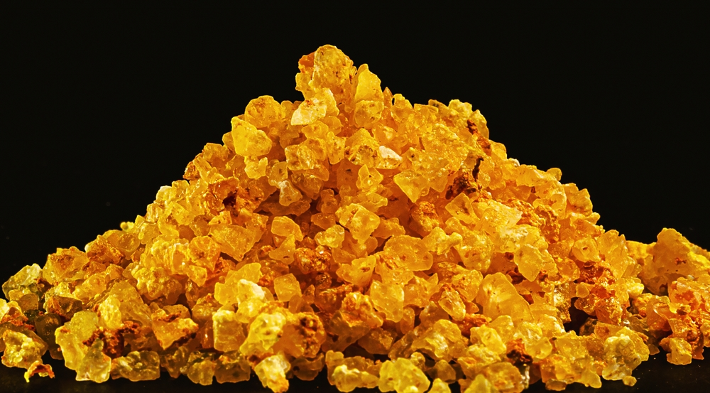 Uranium tự nhiên tồn tại dưới dạng ba đồng vị chính: uranium-238, uranium-235, và uranium-234. Cả ba đồng vị này đều có tính phóng xạ và chủ yếu phát ra tia alpha. Tia alpha, thực chất, là các hạt nhân heli, có khả năng xuyên thấu rất yếu, chỉ cần một tờ giấy mỏng cũng có thể chặn lại được.