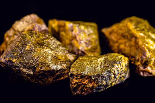 Tuy nhiên, bức xạ từ uranium tự nhiên chủ yếu là tia alpha và đôi khi là tia beta, cả hai loại này đều có mức độ nguy hiểm thấp hơn nhiều so với tia gamma và neutron.