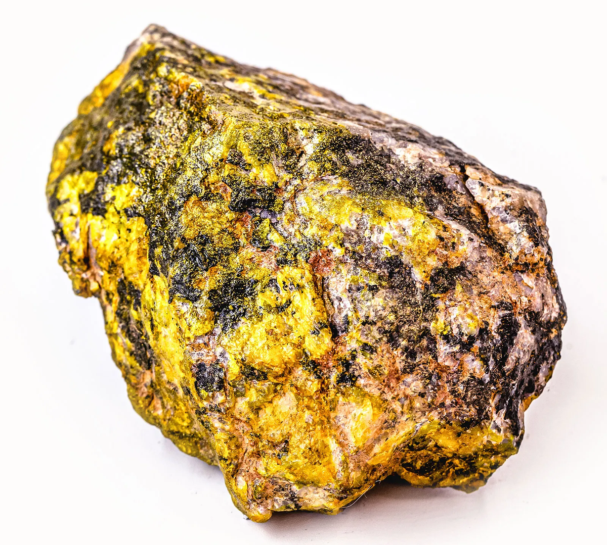 Một yếu tố quan trọng khác cần xem xét là chu kỳ bán rã của uranium. Chu kỳ bán rã là khoảng thời gian cần thiết để một nửa số hạt nhân trong một mẫu phóng xạ phân rã. Đối với uranium-238, chu kỳ bán rã là khoảng 4.5 tỷ năm, trong khi uranium-235 có chu kỳ bán rã khoảng 700 triệu năm. Với chu kỳ bán rã dài như vậy, mức độ phát ra bức xạ của các đồng vị này rất thấp, làm cho chúng không gây nguy hiểm khi tiếp xúc ngắn hạn.