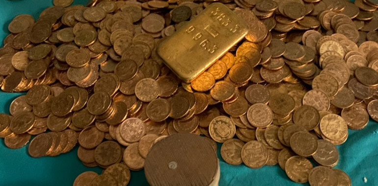 Số vàng này bao gồm đồng tiền vàng và thỏi vàng được tìm thấy trong ba lọ đặt phía sau một chiếc kệ phủ bụi, và trong một két sắt giấu sau những chiếc hộp trong tủ quần áo. Tổng giá trị của kho báu là 600.000 euro.