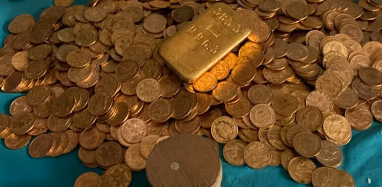 Số vàng này bao gồm đồng tiền vàng và thỏi vàng được tìm thấy trong ba lọ đặt phía sau một chiếc kệ phủ bụi, và trong một két sắt giấu sau những chiếc hộp trong tủ quần áo. Tổng giá trị của kho báu là 600.000 euro.