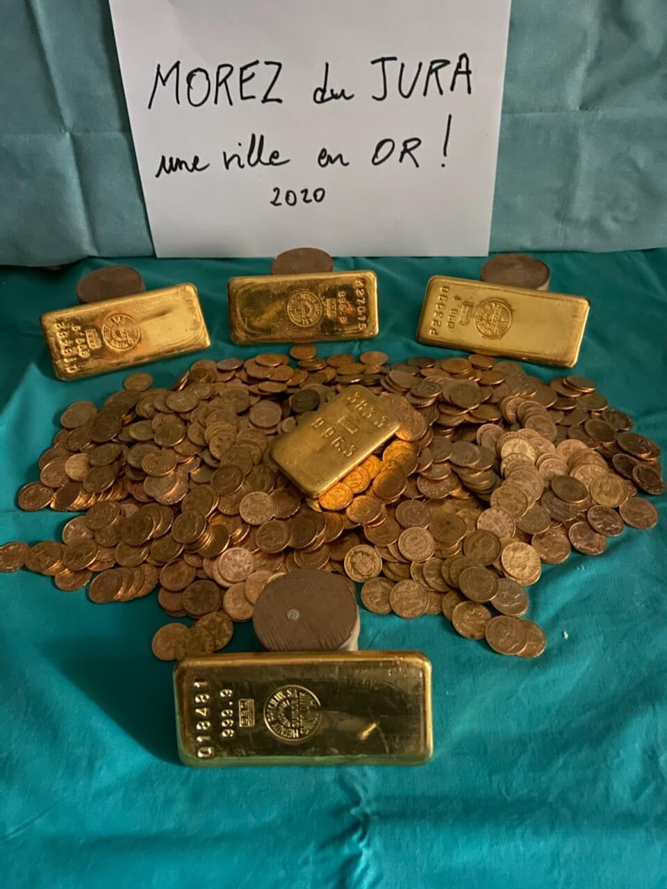 Ngôi nhà ba tầng này từng thuộc về bốn anh chị em không có con cái, và người cuối cùng trong số họ qua đời ở tuổi ngoài 90. Một người họ hàng đã bán ngôi nhà cho chính quyền với giá 130.000 euro mà không hề biết về số vàng này.