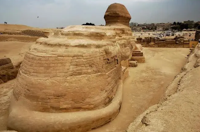 Tuy nhiên, một chi tiết ít ai chú ý đến là tượng nhân sư có một phần đuôi dài, phía sau khá ấn tượng. Chi tiết này làm tăng thêm sự kỳ bí và vẻ đẹp của tượng, nhắc nhở chúng ta rằng còn nhiều điều chưa được khám phá về các công trình cổ đại.