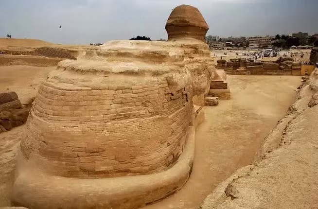 Tuy nhiên, một chi tiết ít ai chú ý đến là tượng nhân sư có một phần đuôi dài, phía sau khá ấn tượng. Chi tiết này làm tăng thêm sự kỳ bí và vẻ đẹp của tượng, nhắc nhở chúng ta rằng còn nhiều điều chưa được khám phá về các công trình cổ đại.