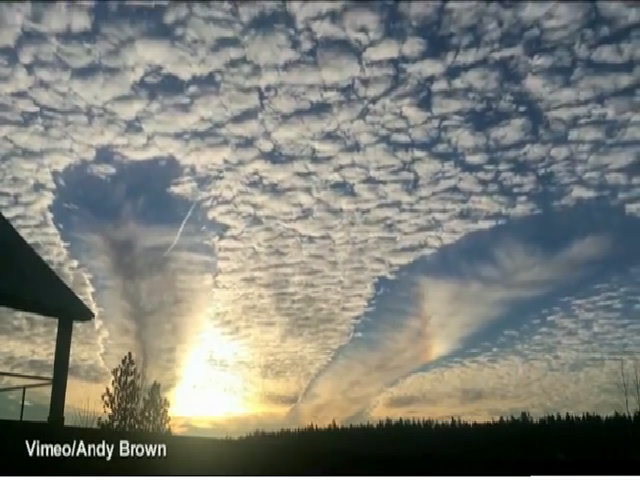 Andrew Heymsfield, chuyên gia thời tiết tại Trung tâm Nghiên cứu Khí quyển Quốc gia Mỹ (NCAR), cho biết: "Trong một số điều kiện nhất định, máy bay làm thay đổi những đám mây và tăng cường lượng giáng thủy (mưa, tuyết,…) ở gần đó, bằng cách gieo thêm các hạt nhân ngưng tụ hơi nước trên đường mà nó bay qua".