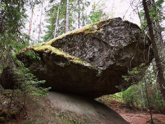 Kummakivi không chỉ là một kỳ quan thiên nhiên độc đáo, mà còn là một điểm đến hấp dẫn cho du khách muốn khám phá và tìm hiểu về sức mạnh của thiên nhiên. Việc đến thăm tảng đá này cũng mang theo một chút phiêu lưu, khi du khách có thể trải nghiệm các con đường mòn trong khu rừng để tiếp cận nó.