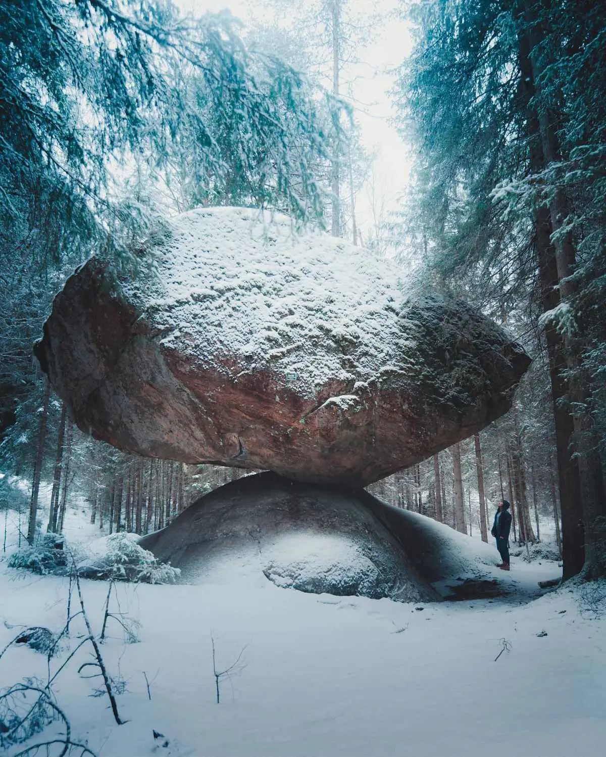 Tại khu rừng Ruokolahti ở Phần Lan, có một hiện tượng kỳ lạ thu hút sự chú ý của nhiều người, đó là tảng đá khổng lồ Kummakivi - một tảng đá chênh vênh như sắp lăn nhưng đã đứng vững không đổ suốt hàng ngàn năm.