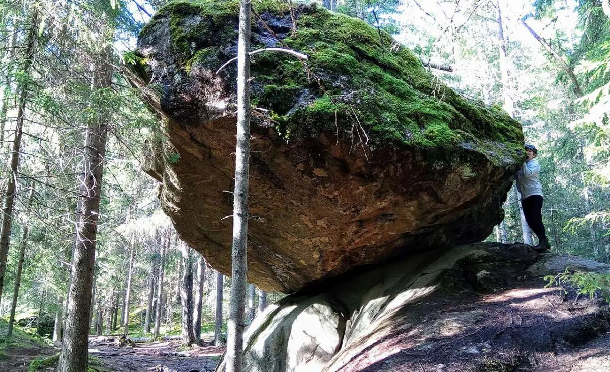 Tảng đá này gồm hai khối đá chồng lên nhau, chỉ tiếp xúc với nhau ở một phần diện tích rất nhỏ.