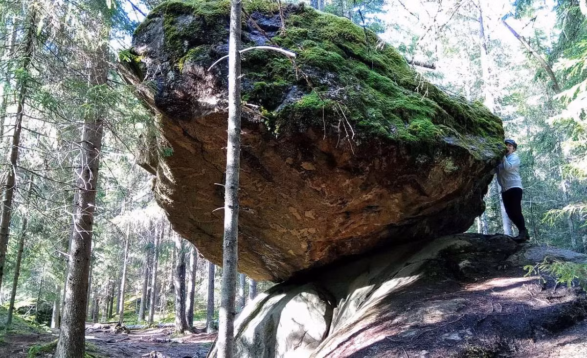 Tảng đá này gồm hai khối đá chồng lên nhau, chỉ tiếp xúc với nhau ở một phần diện tích rất nhỏ.