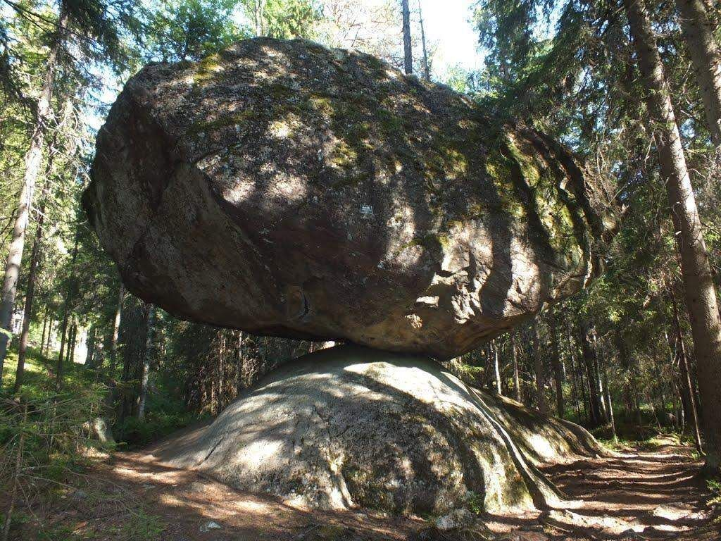 Dù nhiều người đã cố gắng đẩy tảng đá phía trên để kiểm tra sự ổn định của nó, nhưng cho đến nay vẫn chưa có ai thành công.