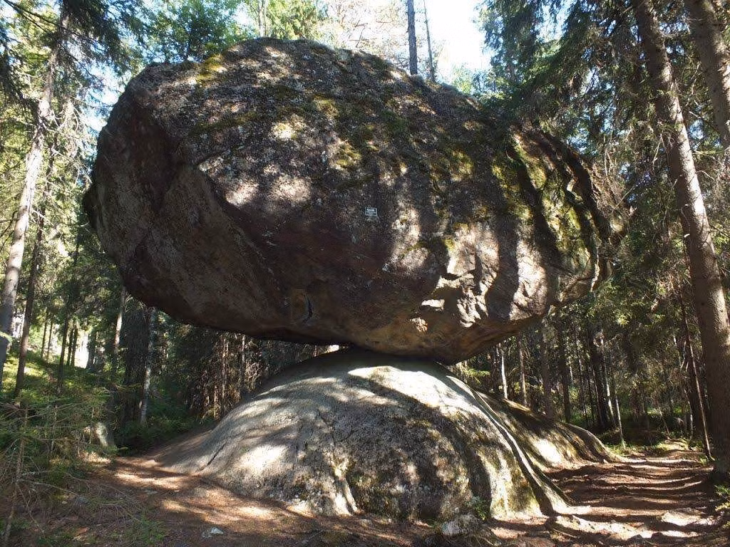 Dù nhiều người đã cố gắng đẩy tảng đá phía trên để kiểm tra sự ổn định của nó, nhưng cho đến nay vẫn chưa có ai thành công.