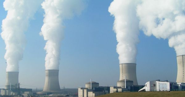 Để vượt qua giới hạn tài nguyên của Trái đất, chúng ta cần tăng cường sử dụng năng lượng hạt nhân và tái tạo, đảm bảo không bị lạm dụng vào mục đích xấu.