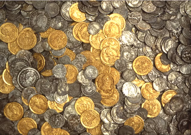 Theo luật Anh, kho báu không có người nhận sẽ thuộc về nhà nước, và Bảo tàng Anh đã chi trả cho Rouse 1,25 triệu bảng Anh (khoảng 38 tỷ đồng) làm phần thưởng.