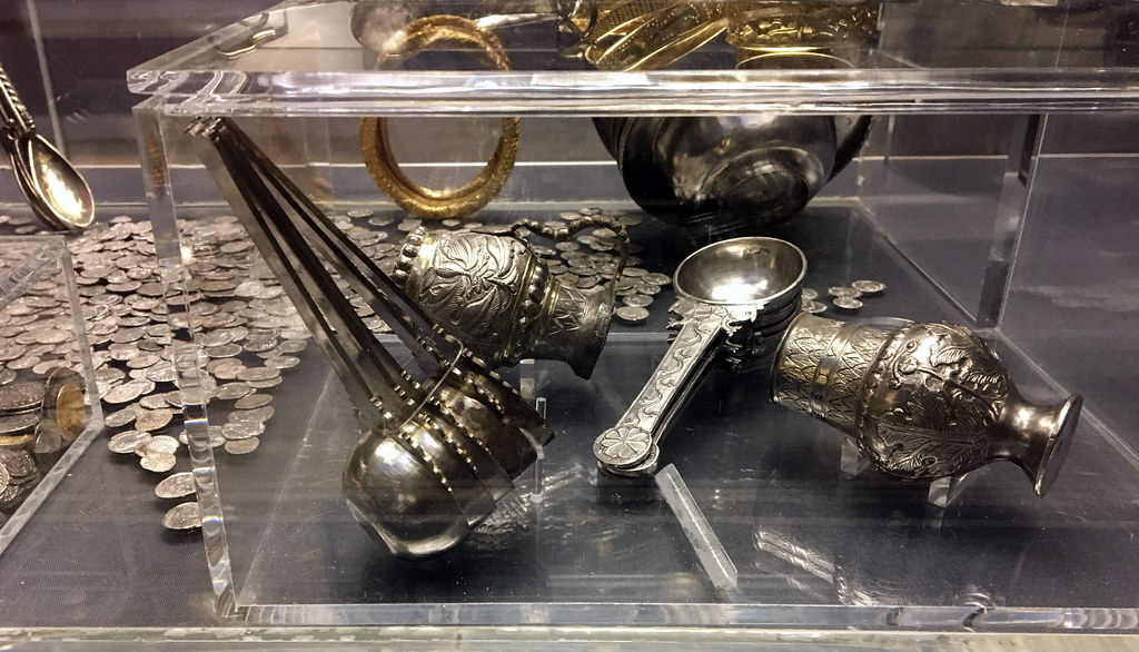 Sau khi phát hiện, Rouse báo cáo tới các cơ quan có thẩm quyền và các chuyên gia đã tiến hành khai quật kho báu này.