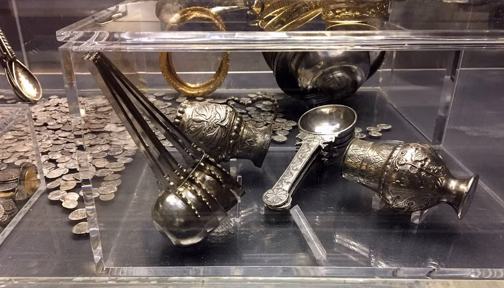 Sau khi phát hiện, Rouse báo cáo tới các cơ quan có thẩm quyền và các chuyên gia đã tiến hành khai quật kho báu này.