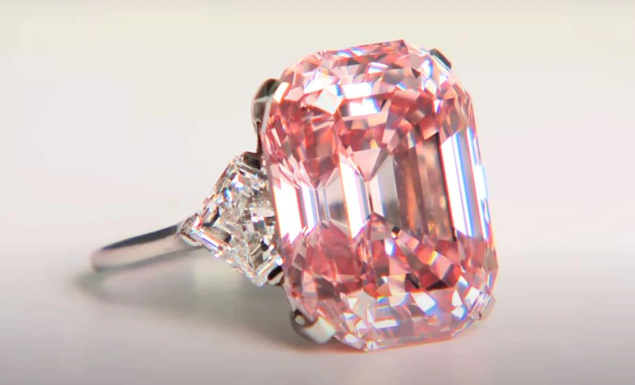 5. Graff Pink: Viên kim cương hồng này nặng 24,78 carat và thuộc loại Type IIa, nghĩa là hoàn toàn không có tạp chất. Nó có giá trị 46 triệu USD.