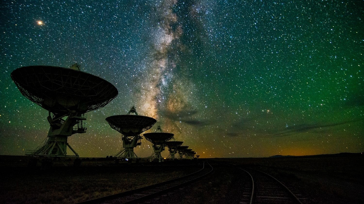 Các nhà khoa học đã phát sóng radio ra ngoài vũ trụ với hy vọng nhận được phản hồi từ những nền văn minh ngoài hành tinh. Tuy nhiên, đến nay, vẫn chưa có bằng chứng cụ thể về sự sống ngoài Trái đất.