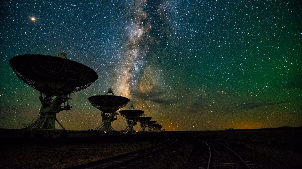 Các nhà khoa học đã phát sóng radio ra ngoài vũ trụ với hy vọng nhận được phản hồi từ những nền văn minh ngoài hành tinh. Tuy nhiên, đến nay, vẫn chưa có bằng chứng cụ thể về sự sống ngoài Trái đất.