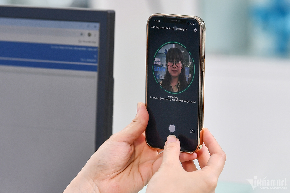 Loay hoay cài xác thực khuôn mặt để chuyển tiền, lo phải đổi điện thoại Loay hoay cai xac thuc khuon mat de chuyen tien, lo phai doi dien thoai