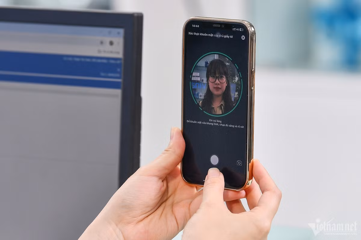 Loay hoay cai xac thuc khuon mat de chuyen tien, lo phai doi dien thoai