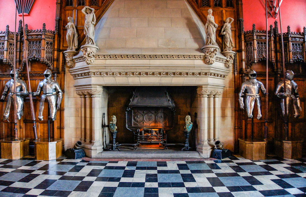 Ngoài ra, tiếng trống ma quái thường xuất hiện khi lâu đài sắp bị tấn công, và một cậu bé không đầu cũng được một số người nhìn thấy.