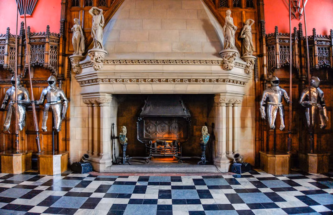 Ngoài ra, tiếng trống ma quái thường xuất hiện khi lâu đài sắp bị tấn công, và một cậu bé không đầu cũng được một số người nhìn thấy.