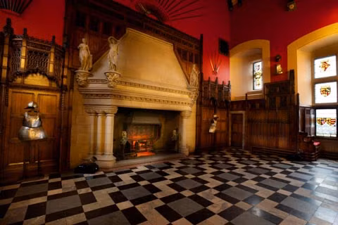 Một người thổi kèn từng được cử xuống để khảo sát nhưng biến mất bí ẩn, và từ đó, nhiều người báo cáo nghe thấy tiếng kèn vọng lại.