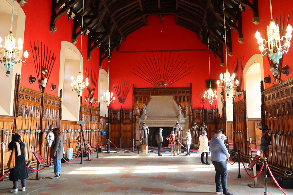 Những câu chuyện bí ẩn này đã thu hút nhiều người đến thăm lâu đài để tìm hiểu thêm về nơi này.