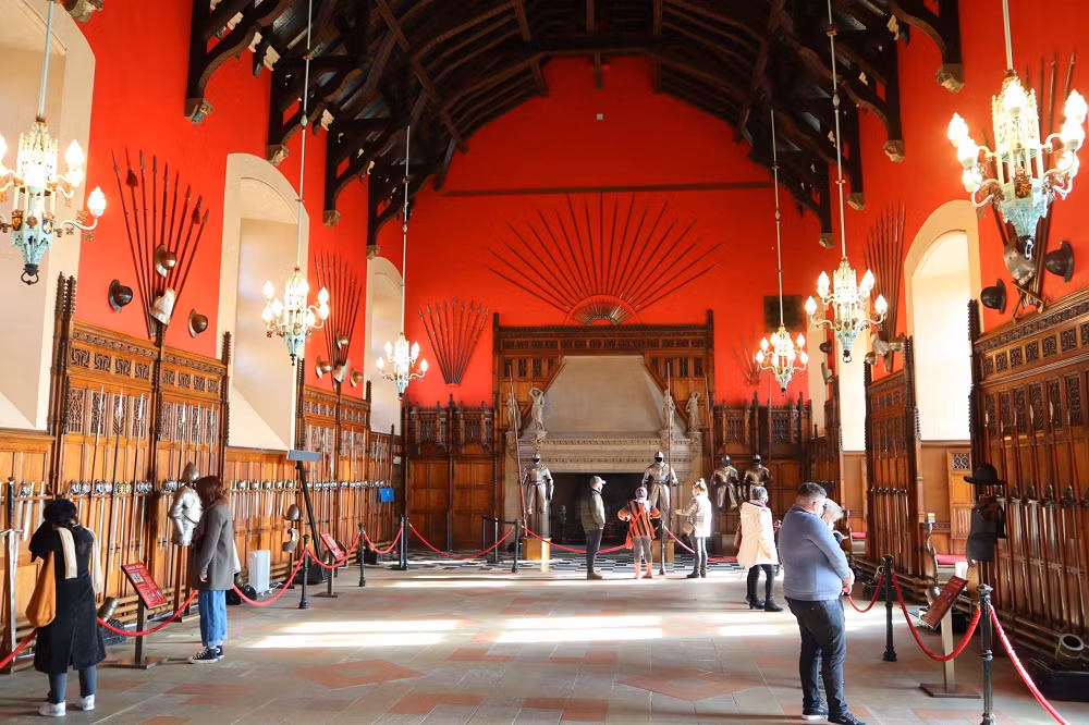 Những câu chuyện bí ẩn này đã thu hút nhiều người đến thăm lâu đài để tìm hiểu thêm về nơi này.