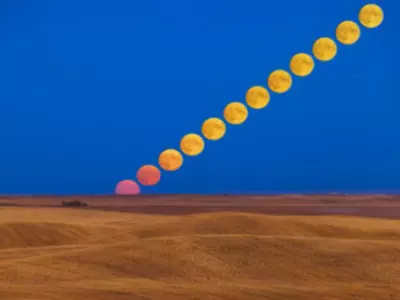 Hiện tượng này xảy ra do sự kết hợp giữa quỹ đạo của Mặt trăng và sự chuyển động của Trái đất. Mặt trăng không đi theo cùng đường với Mặt trời mà quỹ đạo của nó nghiêng 5,1 độ so với đường hoàng đạo - mặt phẳng mà các hành tinh quay quanh Mặt trời. Do đó, vị trí mọc và lặn của Mặt trăng trên đường chân trời thay đổi liên tục.