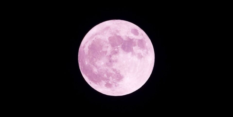 Vào ngày 21/6, khi mặt trời mọc và lặn ở những điểm cực Đông Bắc và Tây Bắc, Trăng tròn Dâu Tây cũng sẽ mọc và lặn ở những điểm tương tự, nhưng ở phía đông bắc và tây bắc của đường chân trời.