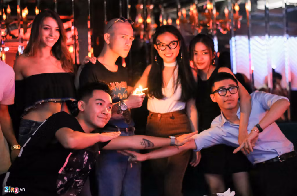 Tại đây, hot girl Mỹ được dàn hot teen Việt chào đón nồng nhiệt.