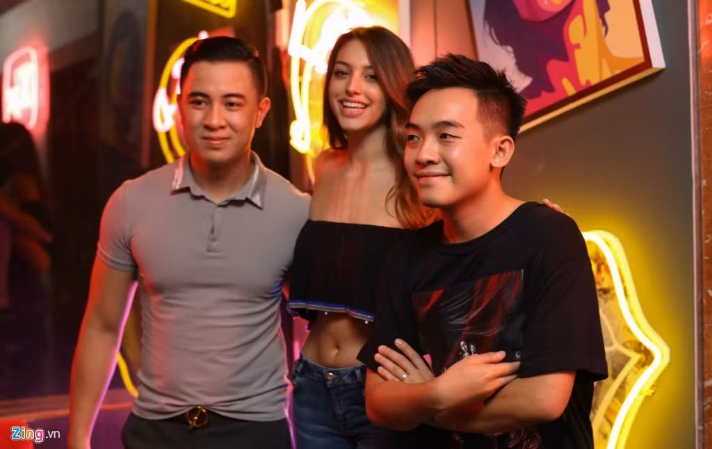 Sau khi tới Việt Nam vào trưa 28/4, tham gia một số hoạt động truyền thông, Celine Farach có buổi tối vui vẻ trong một quán bar ở Sài Gòn.