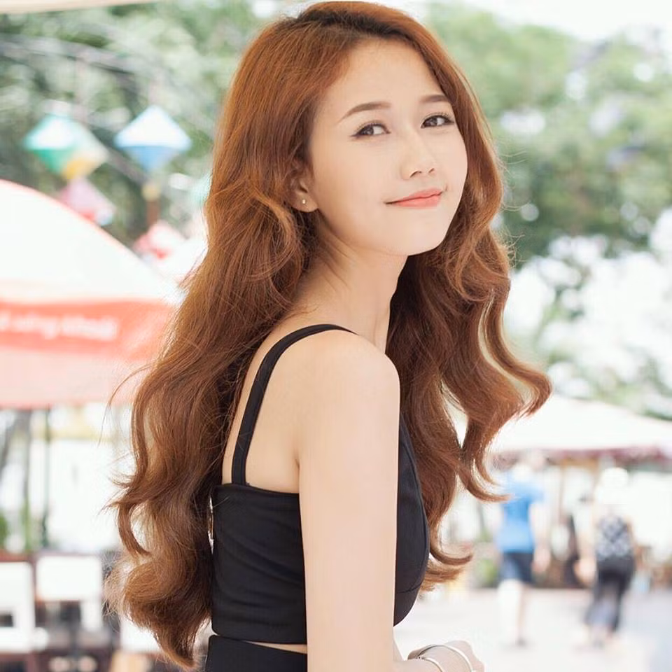 Nhung Gumiho là hot girl đa tài, có nụ cười đẹp rất nổi tiếng, cô thường xuất hiện trong khá nhiều bộ phim truyền hình ăn khách phim sitcom như: Chị em nhà Đông Các, Nhà trọ có 4 cô Chiêu, Hãy Yêu Em, Vitamin Cười. Cảm Ơn Sensei,… Chia sẻ về những hoạt động trong kỉ nghỉ lễ lần này của mình, Thúy Kiều cho hay: “Vào dịp nghỉ lễ này, mình sẽ dành thời gian về quê thăm gia đình và người thân.”