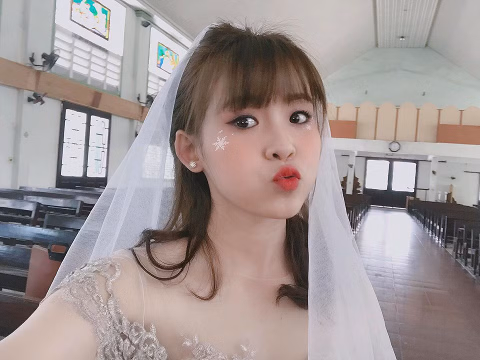 Trần Nguyễn Thị Thúy Kiều - Cô bạn hot girl với cái tên đặc biệt được đông đảo bạn trẻ yêu mến nhờ vào việc sở hữu vẻ ngoài dễ thương cùng với lối diễn xuất vui nhộn, hài hước của mình qua chương trình Thách Thức Danh Hài và các phim ngắn của kênh youtube FAPTV, Đậu Phộng TV,…. Tâm sự về những hoạt động trong kì nghỉ lễ lần này của mình, Thúy Kiều cho biết: “Vào dịp lễ này, mình tất bật với lịch quay phim và những dự án nghệ thuật của bản thân nên chắc không có thời gian để đi chơi ở đâu cả. Nếu sau khi hoàn thành hết mọi công việc, mình sẽ dành chút thời gian rảnh để đi ăn uống cùng với người thân và mua sắm với bạn bè.”