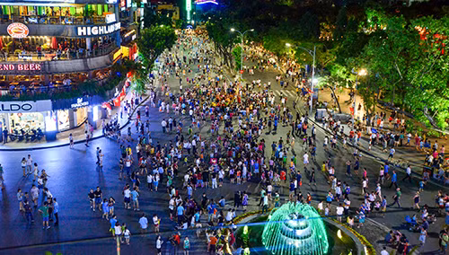 Trong tối ngày kỷ niệm Giải phóng miền Nam 30/4, hàng nghìn người dân và du khách rủ nhau kéo về phố đi bộ quanh Hồ Gươm, tản bộ thư giãn, thăm quan những danh thắng xung quanh và thưởng thức những món ăn mang hương vị đường phố rất riêng của Hà Nội.