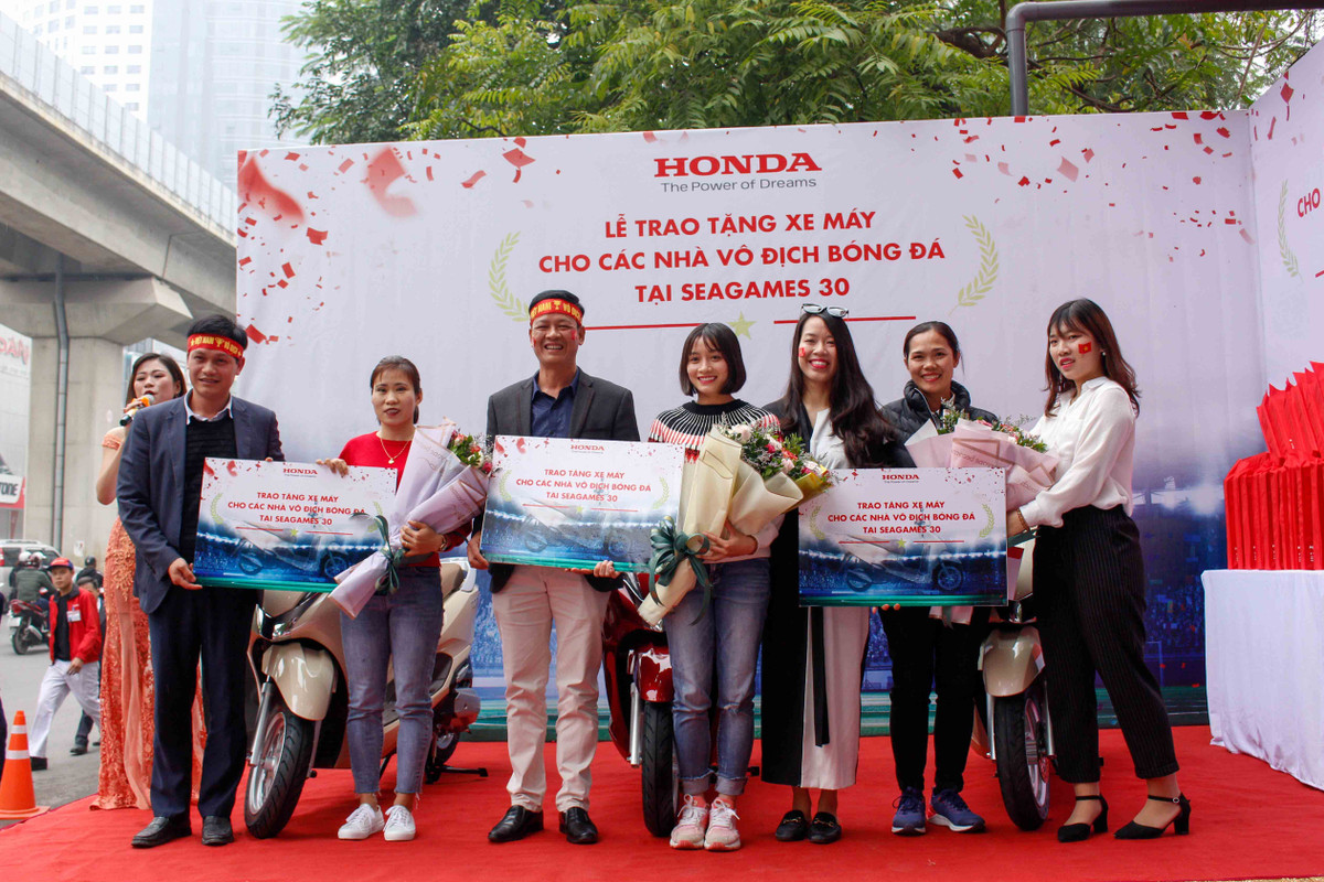 Doi tuyen bong da nu Viet Nam nhan xe qua tang ngay dau nam-Hinh-2