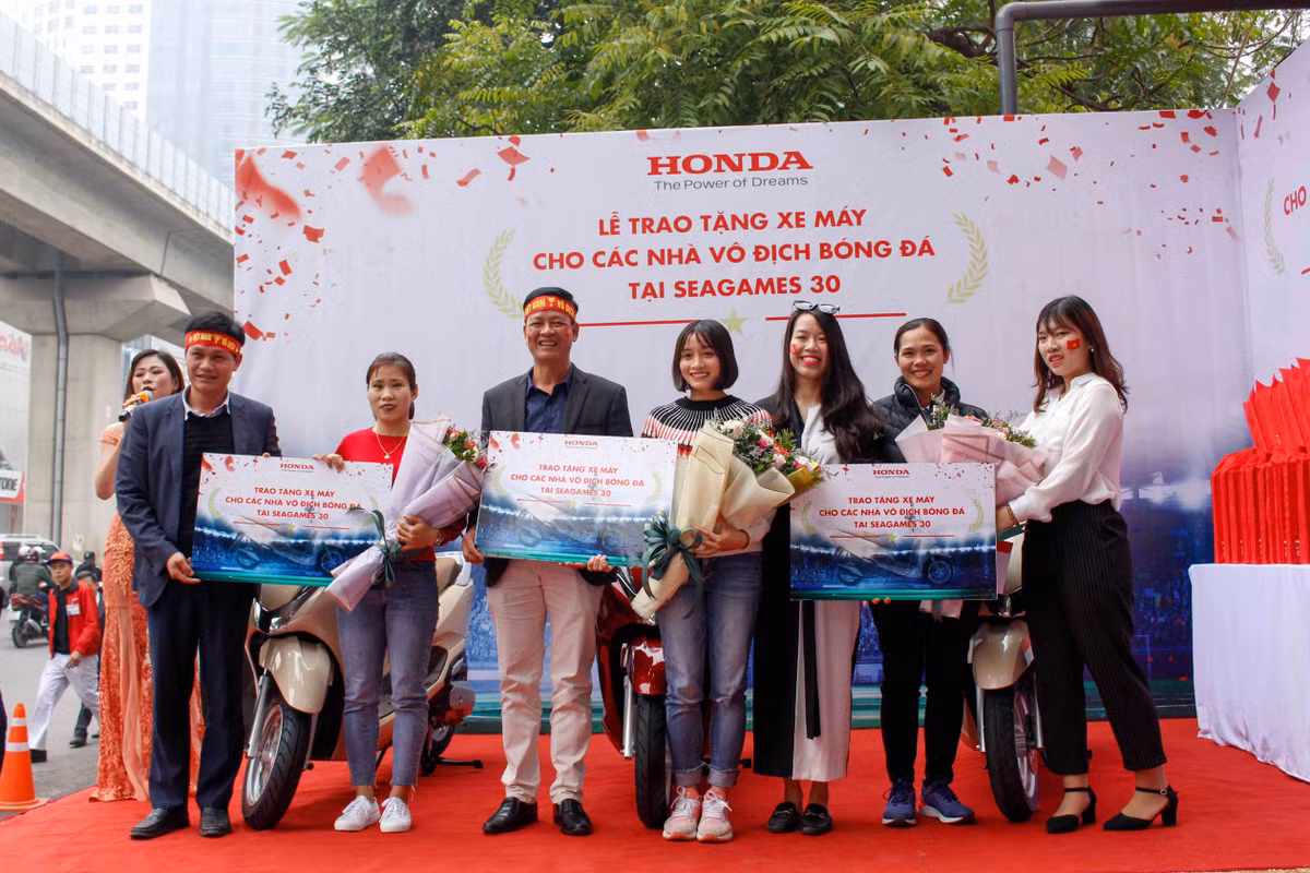 Doi tuyen bong da nu Viet Nam nhan xe qua tang ngay dau nam-Hinh-2