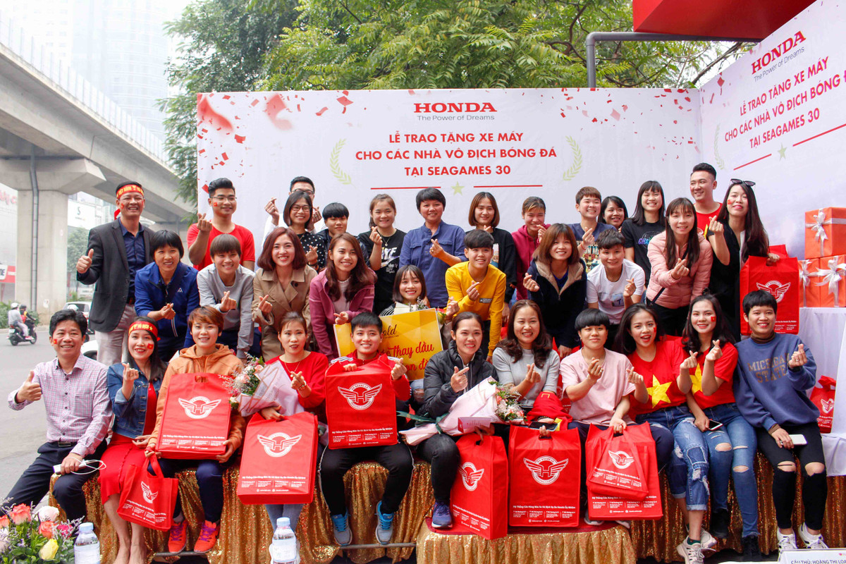 Doi tuyen bong da nu Viet Nam nhan xe qua tang ngay dau nam-Hinh-3