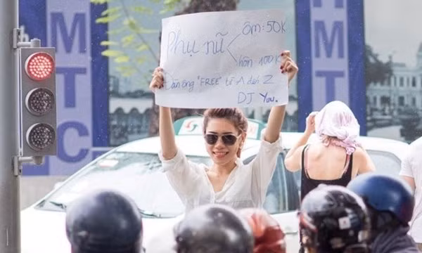 Hồi tháng 6 vừa qua, DJ Yuu với tấm biển mời ôm, phục vụ đàn ông "free" từ A-Z trên đường phố Sài Gòn đã khiến không ít người đi đường kinh ngạc, choáng ngợp bởi sự táo bạo. Bắt đầu bằng sự kiện cầm tấm bảng "miễn phí từ A đến Z cho nam giới" và phát bao cao su trên phố, DJ Yuu thực sự đã trở thành một hiện tượng mạng nổi bật, gây nhiều tranh cãi